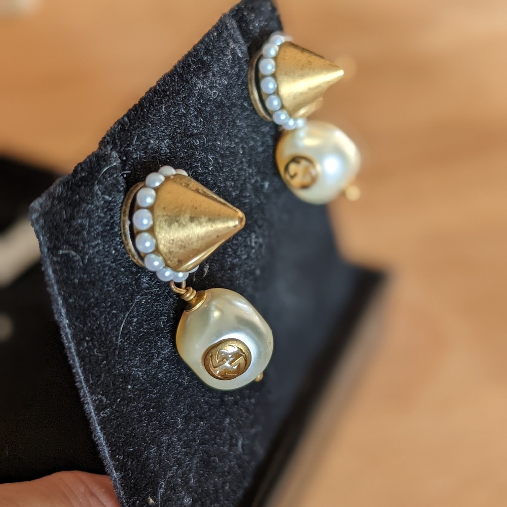 GUCCI pearl w logo inverted stud gold drop earrings - Picture 9 of 10